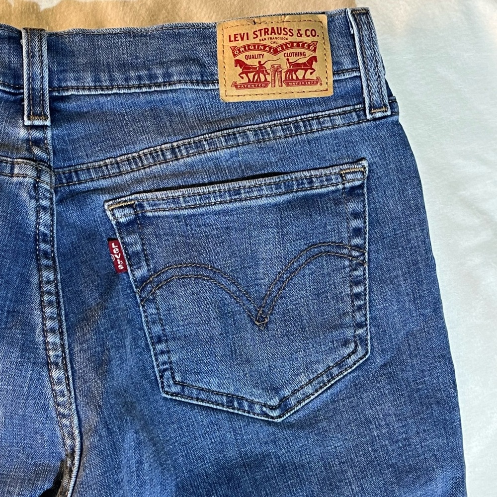 Women's Levi's Mid-Length Denim Shorts - Picture 2 of 7